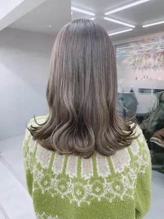 ミディアム 透明感オリーブ🫒/ ブリーチなしWカラーのヘアスタイル