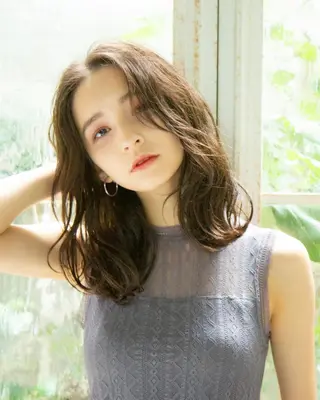セミロング カラー Akane レイヤー/艶カラーのヘアスタイル