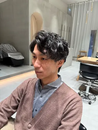 パーマ メンズ ミオ💎ショート 透ける暗髪のヘアスタイル