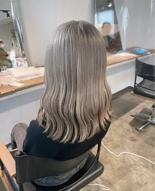 セミロング カラー ✨艶ブリーチカラー ✨四ノ宮裕己のヘアスタイル