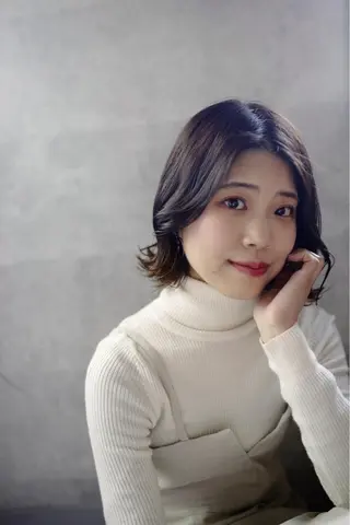 ミディアム 豊崎 左知のヘアスタイル