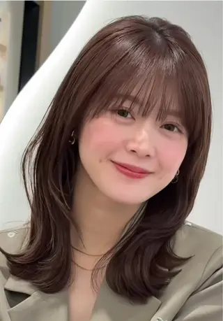 ミディアム 韓国風レイヤーカラー ライムのヘアスタイル