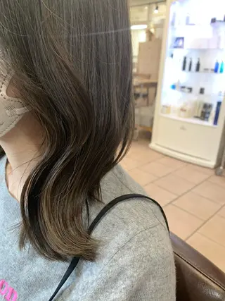 ミディアム カラー 菅野 美咲のヘアスタイル
