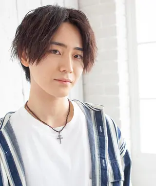 カラー メンズ 渡部凌我 小顔ウルフ ハイトーンカラーのヘアスタイル