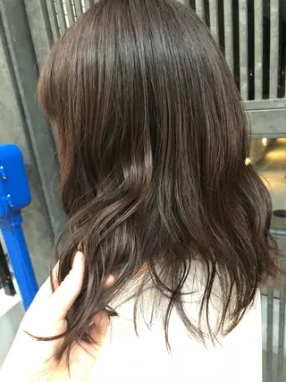 ミディアム カラー ウルフカット／吉村 桃子のヘアスタイル