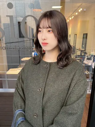 ミディアム カラー 韓国🇰🇷レイヤー カットオリーブカラーのヘアスタイル