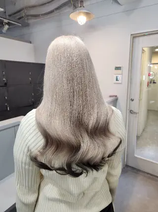 ロング カラー ツヤ髪✨縮毛矯正 ハイトーンカラーのヘアスタイル