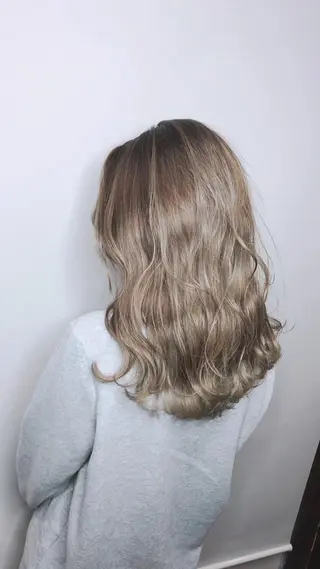 ミディアム カラー NINE+/代表 ブリーチ特化型サロンのヘアスタイル