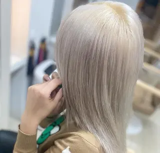 セミロング カラー 🩷モテるハイトーン 🩷ブリーチ特化🩷のヘアスタイル