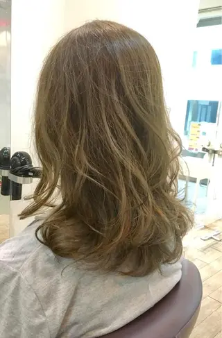 セミロング カラー 中村 よしひでのヘアスタイル