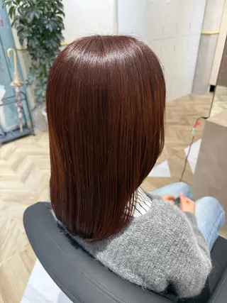 ミディアム カラー Eight White／AIRIのヘアスタイル