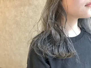 セミロング カラー 顔周りレイヤーカット ブリーチminamiのヘアスタイル