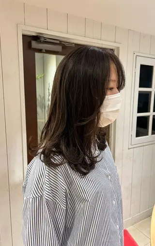 セミロング yusa🌿‬レイヤ ー/赤みなしカラーのヘアスタイル