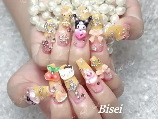 ネイル 🦋 Queenieのネイルデザイン