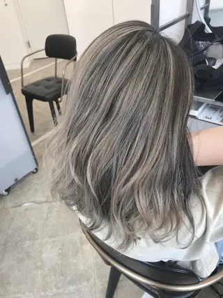 ミディアム カラー 森本 笑のヘアスタイル