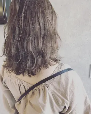 セミロング カラー 顔周りレイヤーカット ブリーチminamiのヘアスタイル