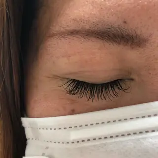 マツエク・マツパ レイヤーカット✖️ 柔らかベージュカラーのヘアスタイル