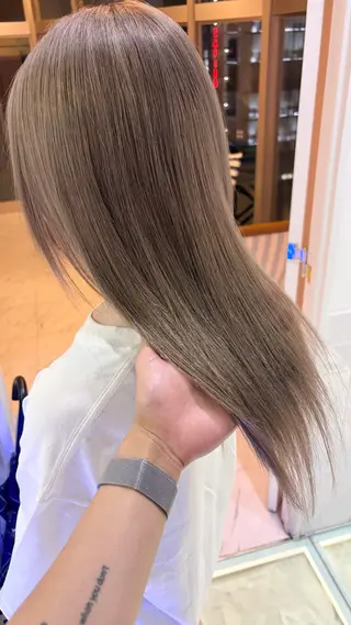 セミロング カラー レイン🌏🍀 透明感/ハイトーンのヘアスタイル