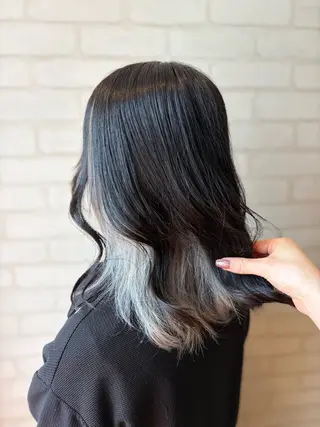セミロング カラー 秋葉 万柚子のヘアスタイル