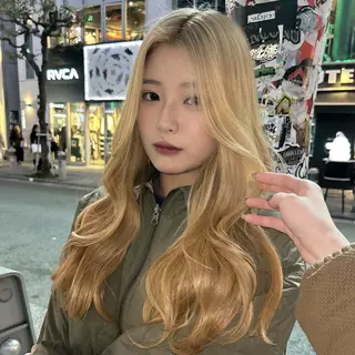 セミロング カラー 🩵垢抜け確定🩵 ハイトーン特化🩵のヘアスタイル