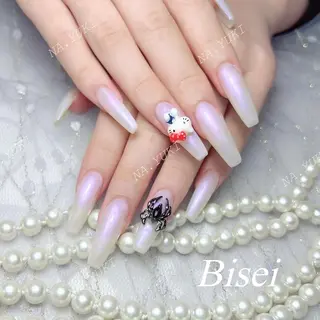 ネイル 🦋 Queenieのネイルデザイン
