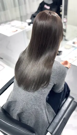 ロング カラー シズナ/ レイヤー /グレー/髪質改善のヘアスタイル