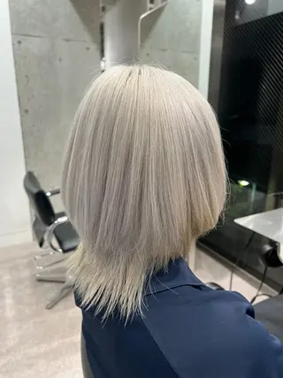 ミディアム ハイトーン💎 ホワイトベージュ坪谷のヘアスタイル