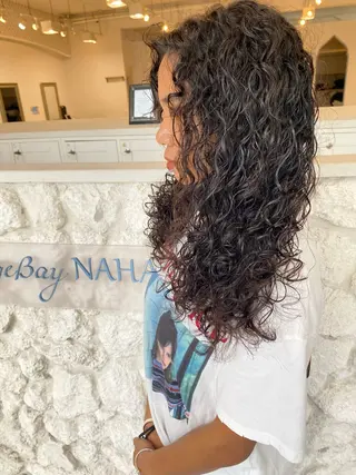 セミロング パーマ 饒平名 知也のヘアスタイル