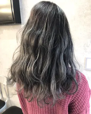 セミロング カラー 顔周りレイヤーカット ブリーチminamiのヘアスタイル