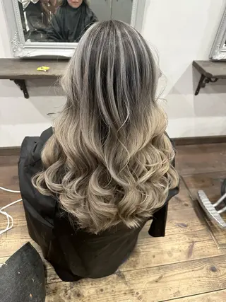 ロング バレイヤージュ 隅中秀弥のヘアスタイル