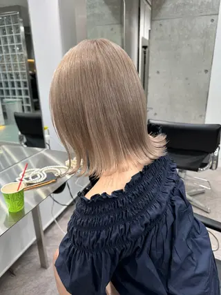 ミディアム ハイトーン💎 ホワイトベージュ坪谷のヘアスタイル