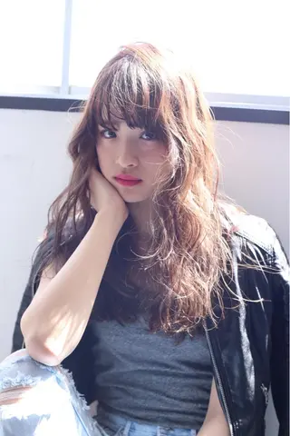 セミロング 韓国式パーマ🔥 ブリーチ🔥TOMOのヘアスタイル