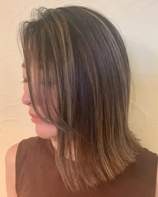 ミディアム カラー 加茂 しのぶのヘアスタイル