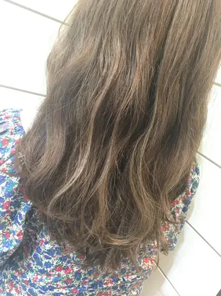 ロング カラー 鍵山 千秋のヘアスタイル
