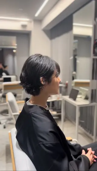 ショート バタフライレイヤー/ ニシトモユキのヘアスタイル