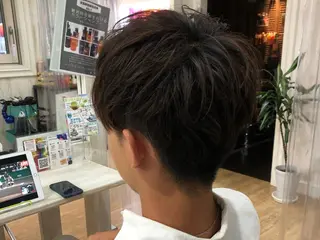 ショート white.梅田 デザインカラー🦄のヘアスタイル