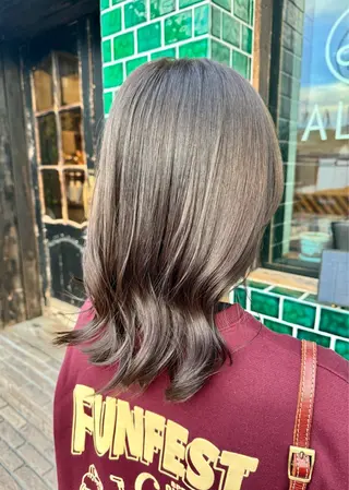 ミディアム カラー 豊崎 左知のヘアスタイル