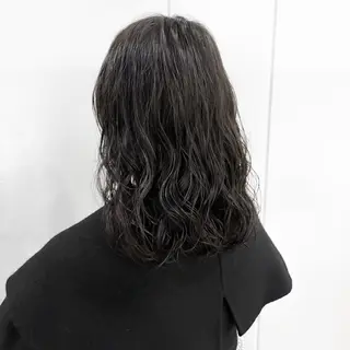 ミディアム パーマ 金本麗美 ボブパーマ グレージュ/オリーブのヘアスタイル