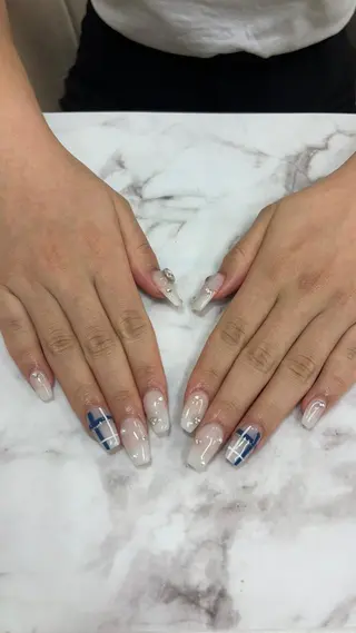 salon UNE LMA見習いスタッフのネイルデザイン