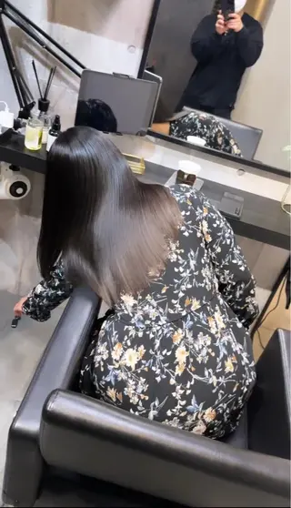 セミロング TAKAMI 髪と爪を同時に施術のネイルデザイン