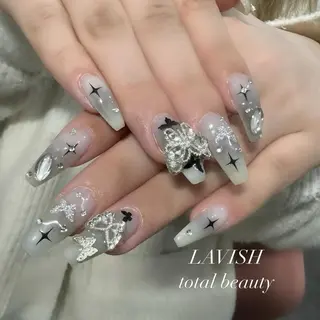 ネイル LAVISH 大和店 emi・:*+のネイルデザイン