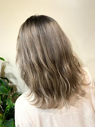 セミロング カラー ハイトーン得意😍 Lumiereのヘアスタイル