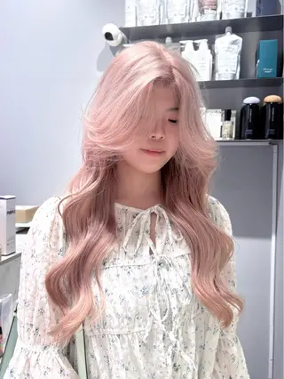 ロング カラー NANA🦖 ハイトーンデザインのヘアスタイル