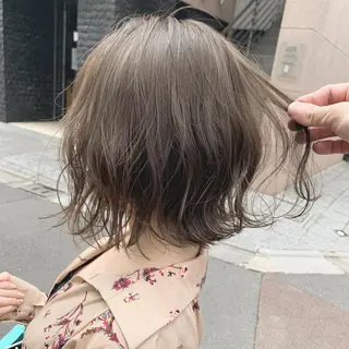 ミディアム カラー マツエク・マツパ ハイトーンボブ 前田 表参道　グレージュのヘアスタイル
