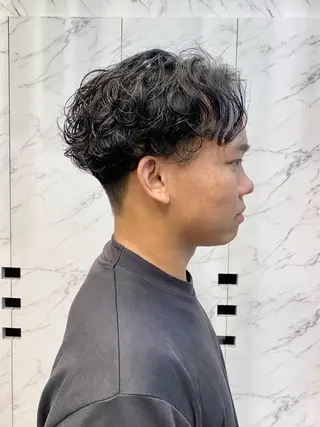 パーマ メンズ マツザキ マナトのヘアスタイル