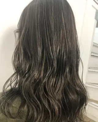 セミロング カラー レイヤーカット 西村あきやのヘアスタイル