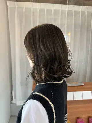 ミディアム カラー TRENCH 相澤 果歩のヘアスタイル