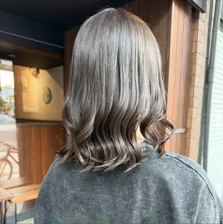 セミロング カラー Hinako🦋 ブリーチカラーのヘアスタイル