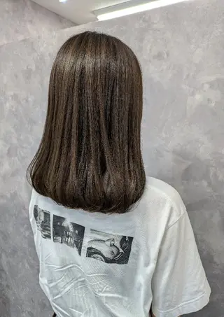 セミロング カラー 佐藤 璃咲のヘアスタイル