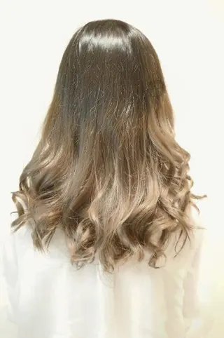 ロング カラー 佐藤 美紅のヘアスタイル